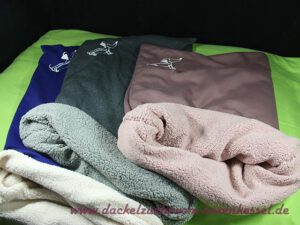 brauner und grauer Hunde Schlafsack
